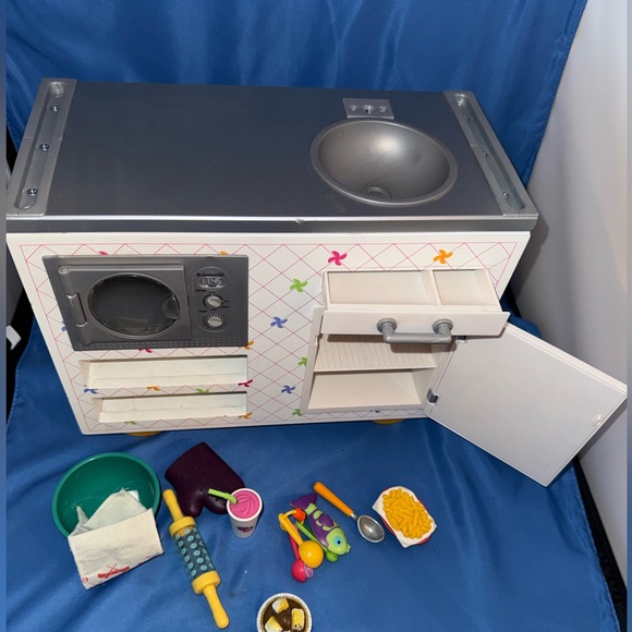 American Girl Doll CAMPUS SNACKS ROLLING CART RETIRED with 10 accessories - Picture 10 of 11